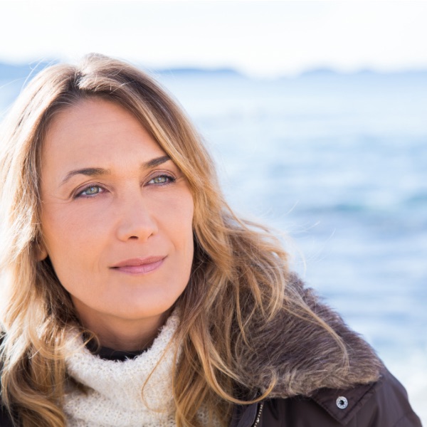 Femme avec une peau mature et lumineuse